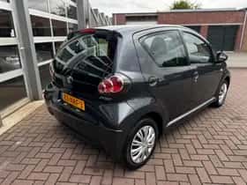 Toyota Aygo (2010) thumbnail 5