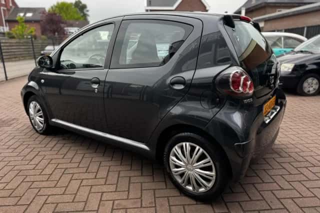 Toyota Aygo (2010) thumbnail 7