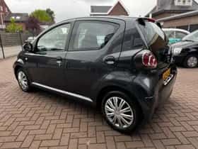 Toyota Aygo (2010) thumbnail 7