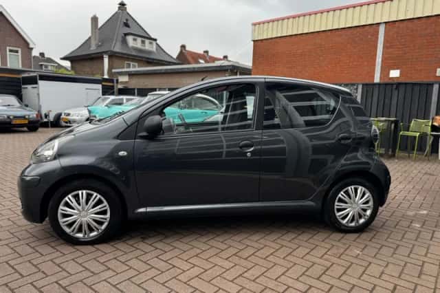 Toyota Aygo (2010) thumbnail 8
