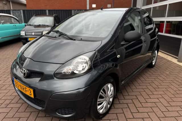 Toyota Aygo (2010) thumbnail 9