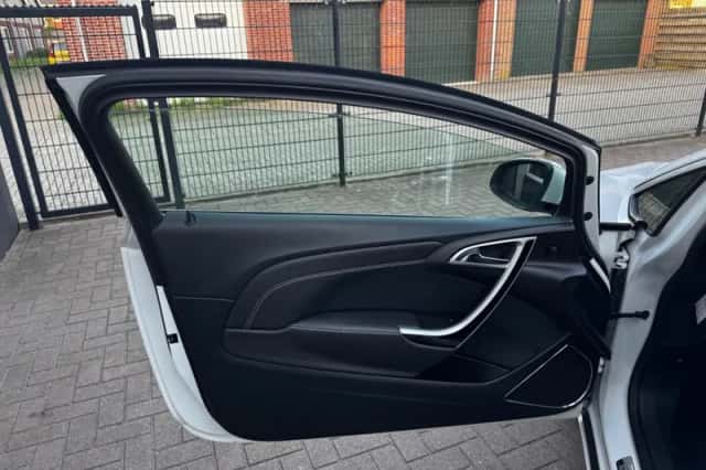 Opel Astra (2013) thumbnail 11