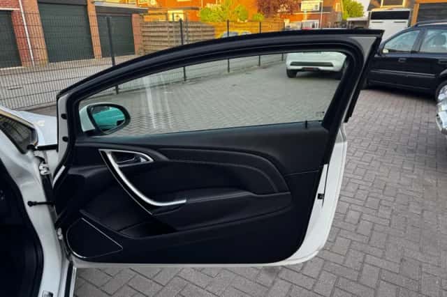 Opel Astra (2013) thumbnail 22