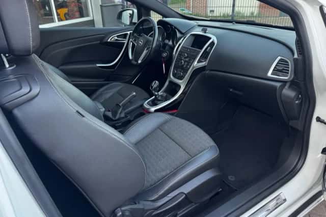 Opel Astra (2013) thumbnail 24