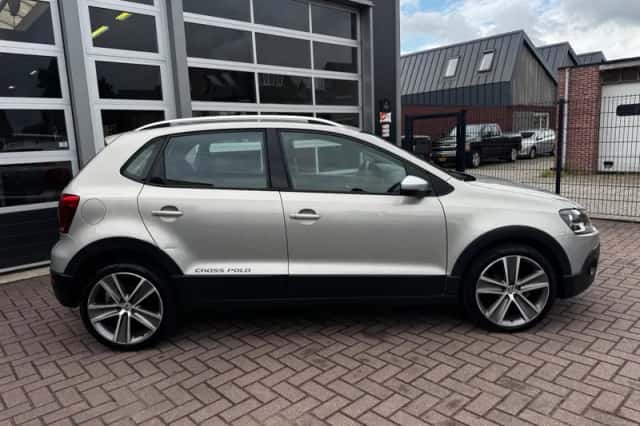 Volkswagen Polo (2010) thumbnail 4