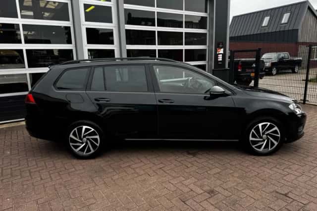 Volkswagen Golf (2015) thumbnail 4