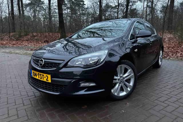 Opel Astra (2012) thumbnail 3