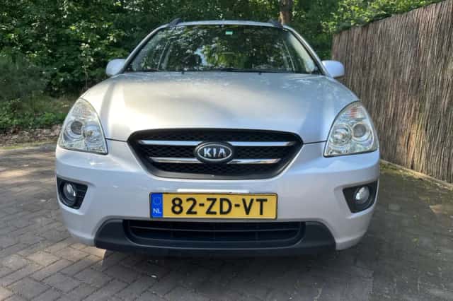 Kia Carens (2008) thumbnail 1