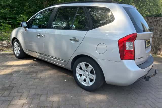 Kia Carens (2008) thumbnail 6