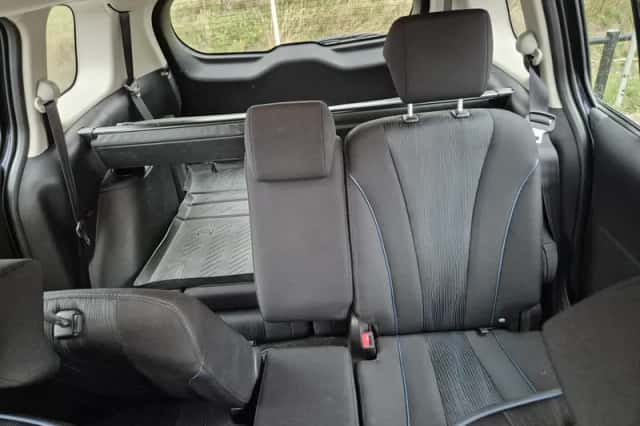 Mazda 5 (2011) thumbnail 2