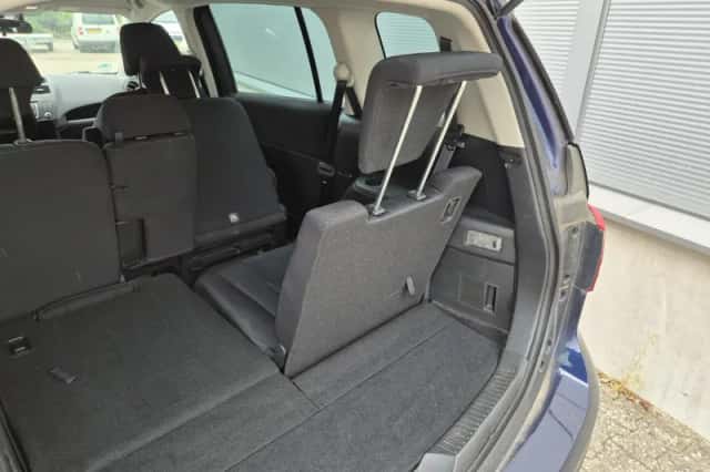 Mazda 5 (2011) thumbnail 3