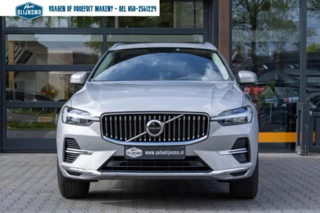 Volvo XC60 (2022) thumbnail 3