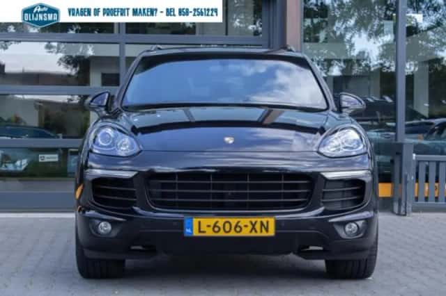 Porsche Cayenne (2021) thumbnail 2