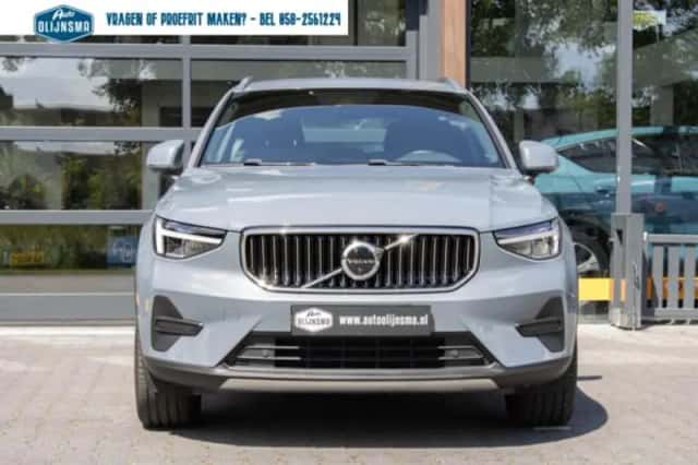 Volvo XC40 (2023) thumbnail 2
