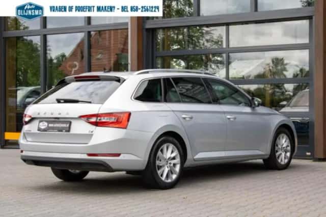 Škoda Superb (2021) thumbnail 4