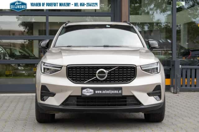 Volvo XC40 (2023) thumbnail 2