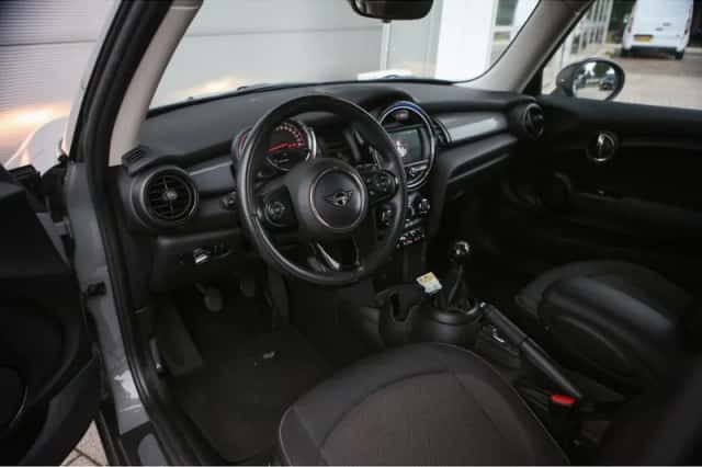 MINI Cooper (2019) thumbnail 3