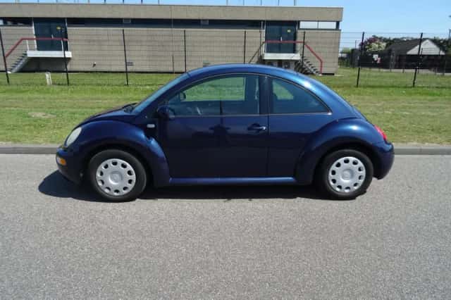 Volkswagen New Beetle (2001) thumbnail 2