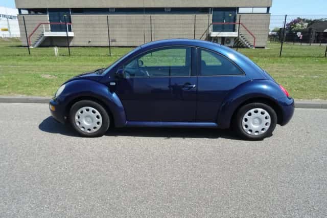 Volkswagen New Beetle (2001) thumbnail 3