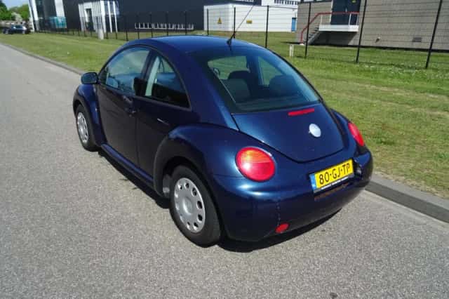 Volkswagen New Beetle (2001) thumbnail 4