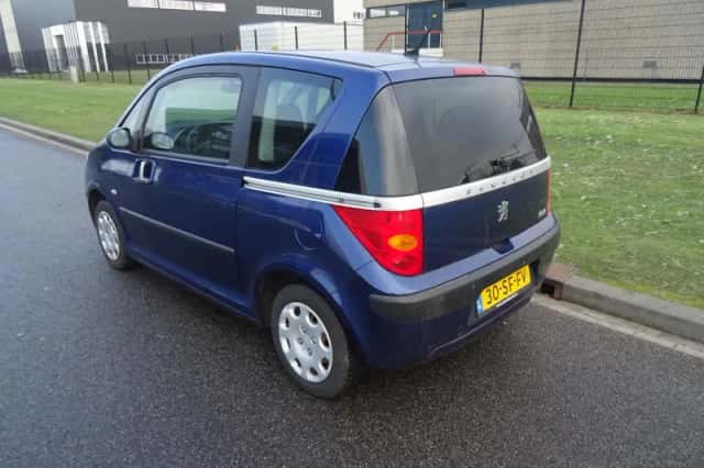 Peugeot 1007 (2005) thumbnail 3