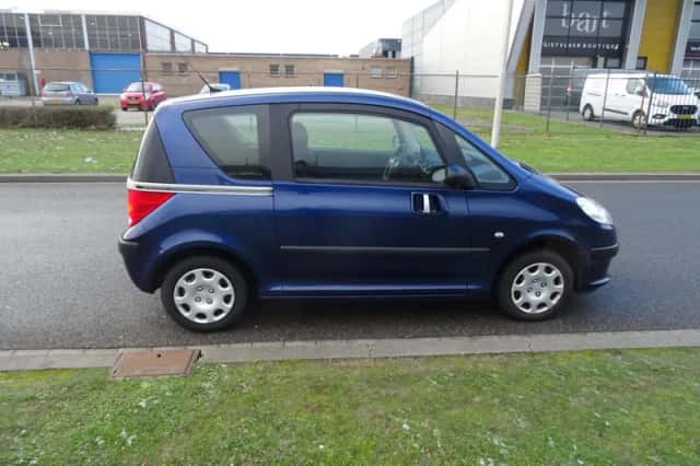 Peugeot 1007 (2005) thumbnail 6