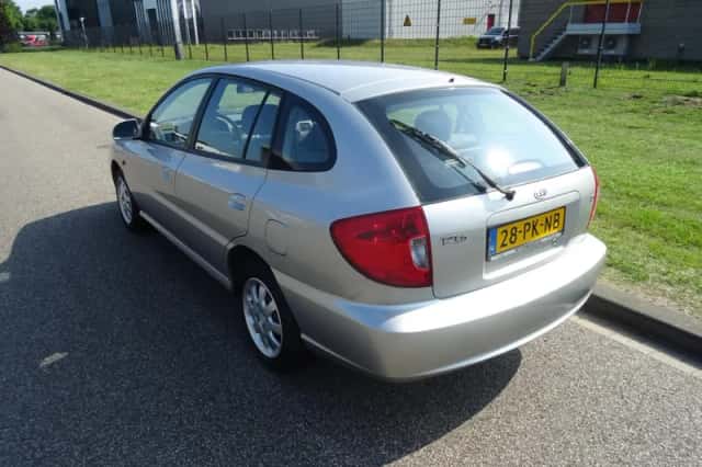 Kia Rio (2004) thumbnail 3