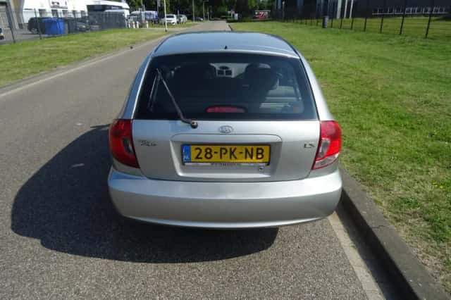 Kia Rio (2004) thumbnail 4