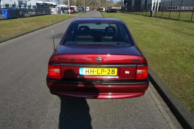 Opel Vectra (1994) thumbnail 4
