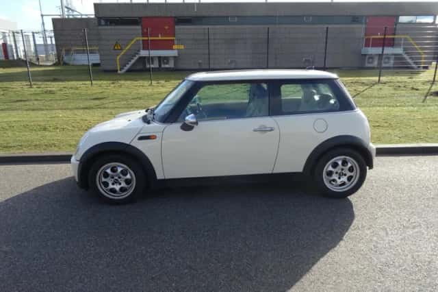 MINI Cooper (2006) thumbnail 2