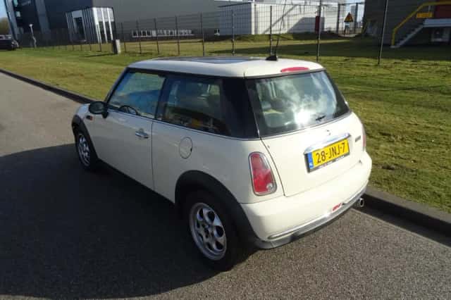MINI Cooper (2006) thumbnail 3