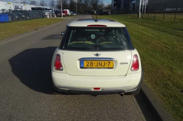 MINI Cooper (2006) thumbnail 4
