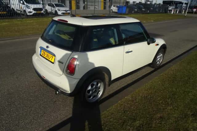 MINI Cooper (2006) thumbnail 5