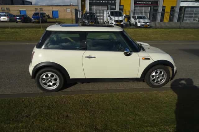 MINI Cooper (2006) thumbnail 6