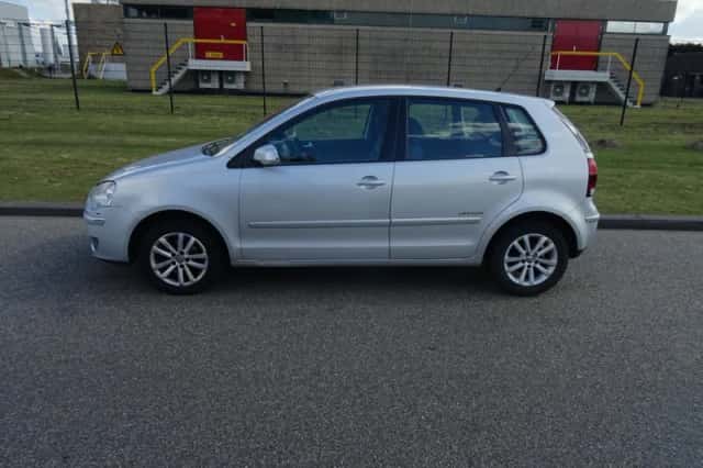 Volkswagen Polo (2009) thumbnail 2
