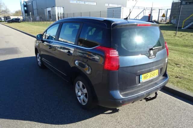 Peugeot 5008 (2015) thumbnail 3
