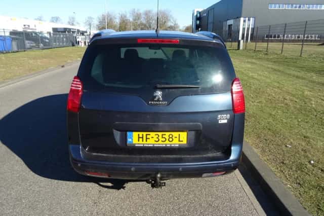 Peugeot 5008 (2015) thumbnail 4