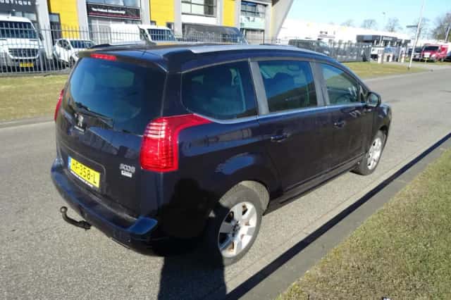 Peugeot 5008 (2015) thumbnail 5