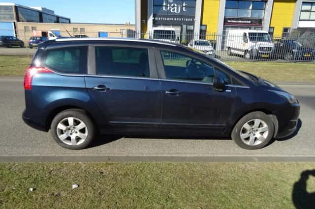 Peugeot 5008 (2015) thumbnail 6