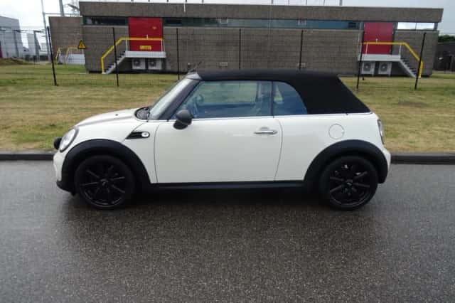 MINI Cabrio (2011) thumbnail 2