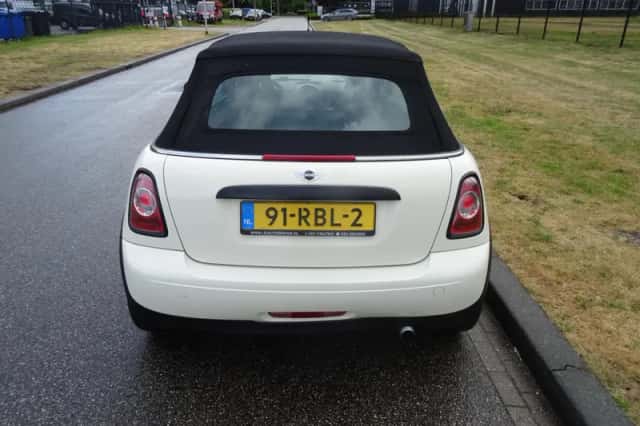 MINI Cabrio (2011) thumbnail 4