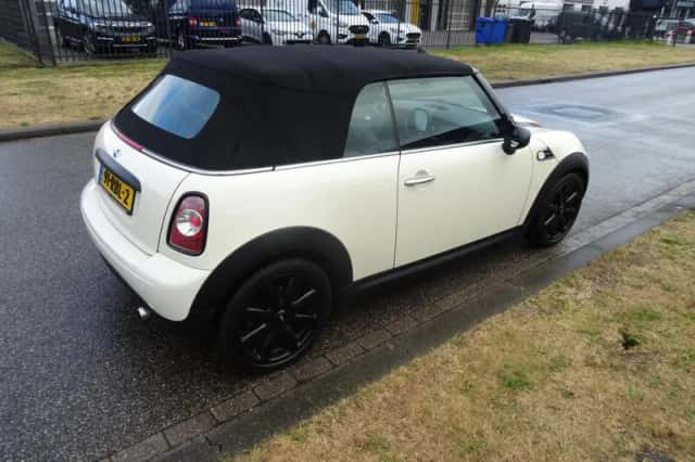 MINI Cabrio (2011) thumbnail 5