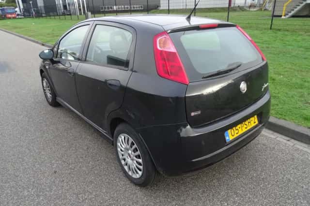 Fiat Grande Punto (2011) thumbnail 3