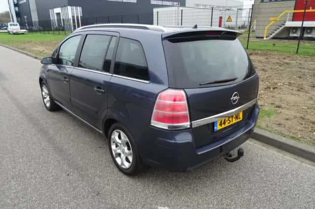 Opel Zafira (2006) thumbnail 3