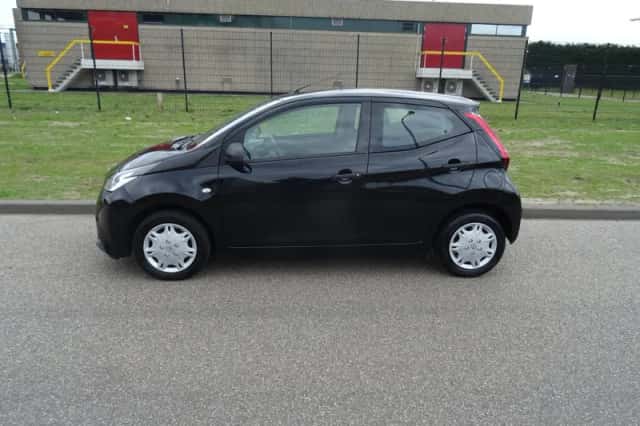 Toyota Aygo (2022) thumbnail 2