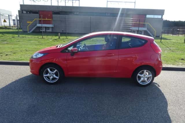 Ford Fiesta (2010) thumbnail 2