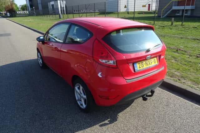 Ford Fiesta (2010) thumbnail 3