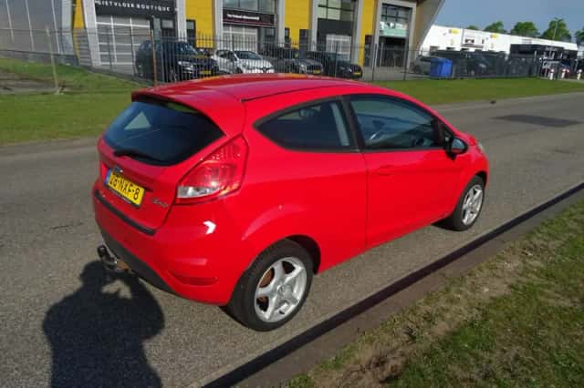 Ford Fiesta (2010) thumbnail 5