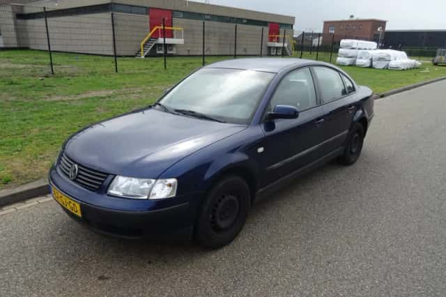 Volkswagen Passat (2000) thumbnail 1
