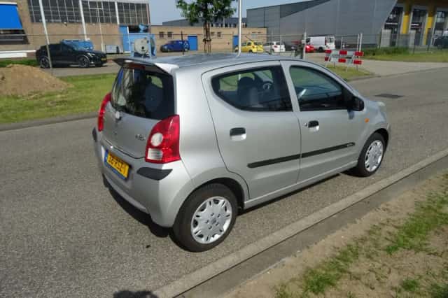 Suzuki Alto (2011) thumbnail 5